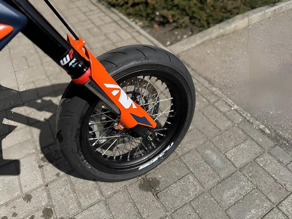 Used 2025 Ktm 690 Smc R Orange - Interior and Exterior details 13