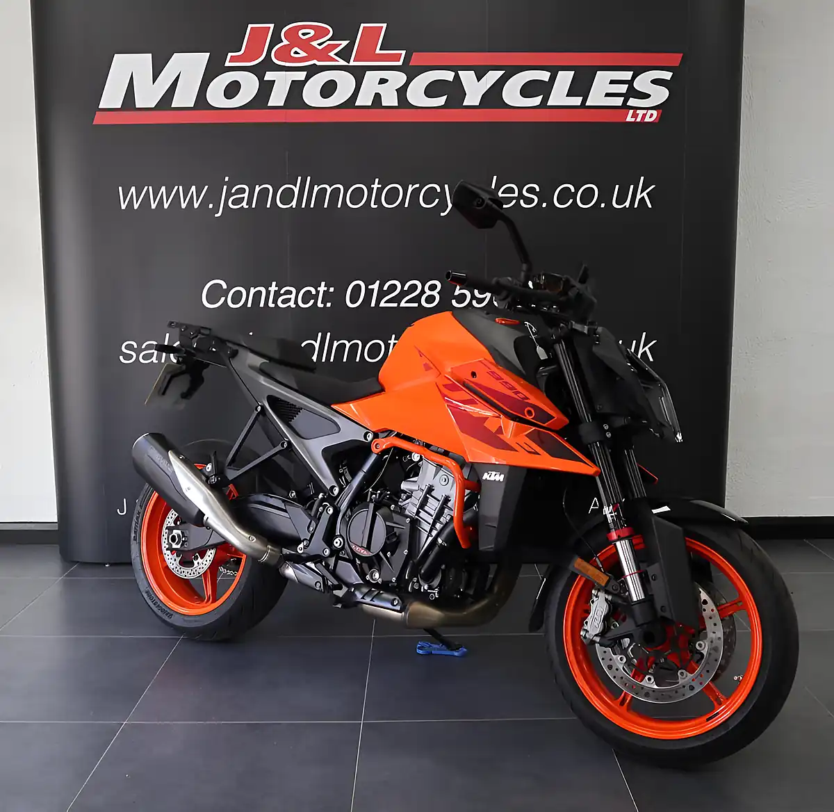 Used 2025 Ktm 990 Duke Full Tech Pack Orange - Interior and Exterior details 3