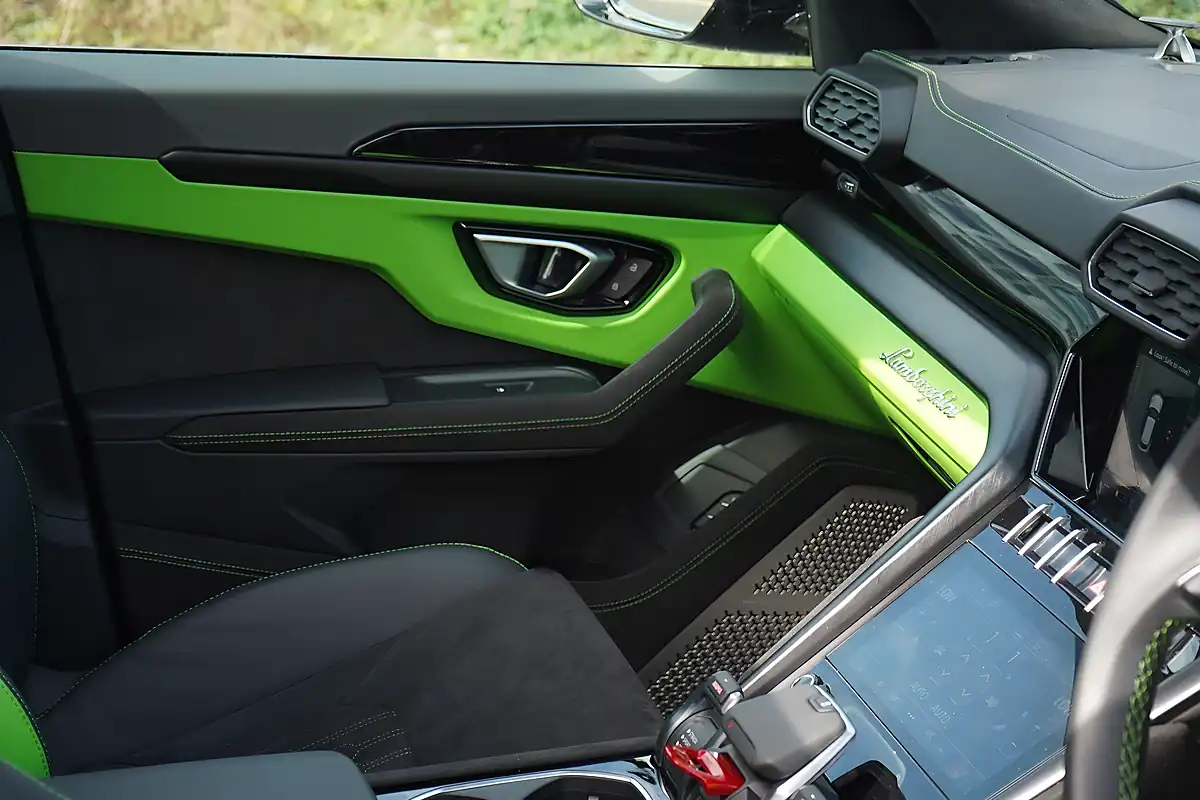 Used 2025 Lamborghini Urus S Black - Interior and Exterior details 17