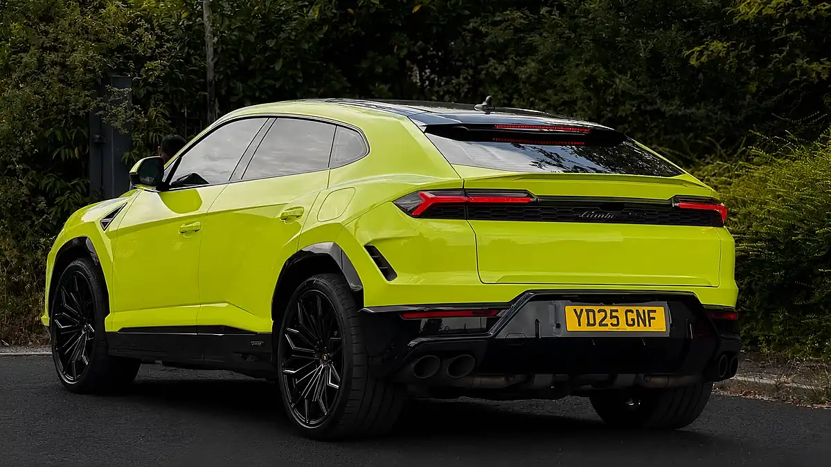 Used 2025 Lamborghini Urus Se Green - Interior and Exterior details 10
