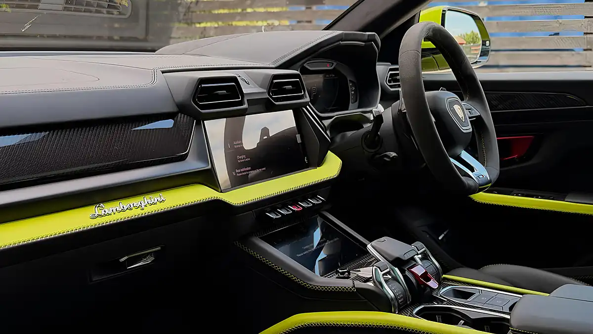 Used 2025 Lamborghini Urus Se Green - Interior and Exterior details 12