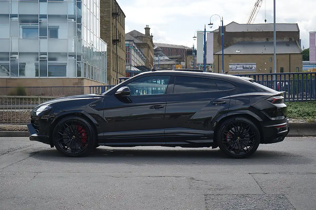 Used 2025 Lamborghini Urus Se Nero Helene (black) - Interior and Exterior details 11