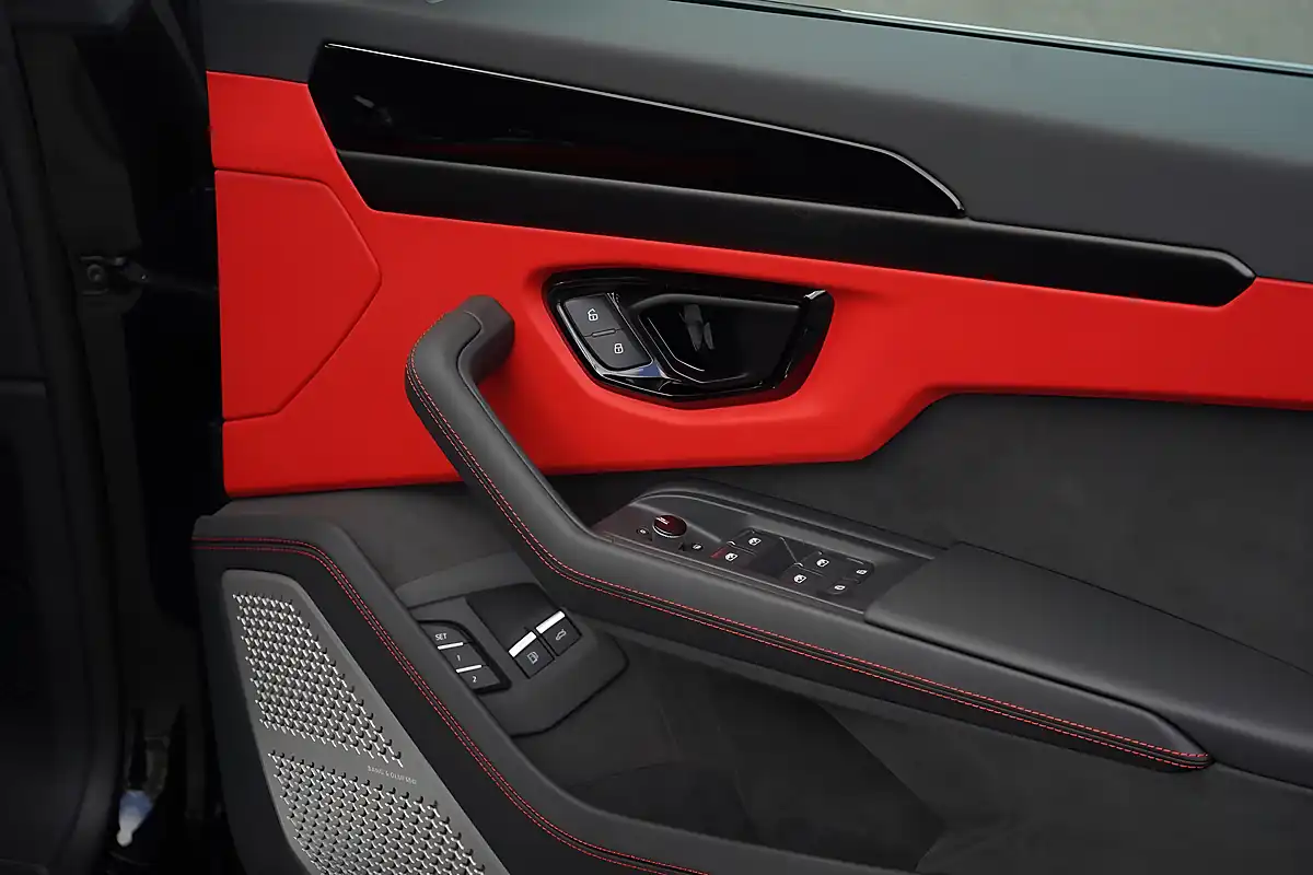 Used 2025 Lamborghini Urus Se Nero Helene (black) - Interior and Exterior details 12