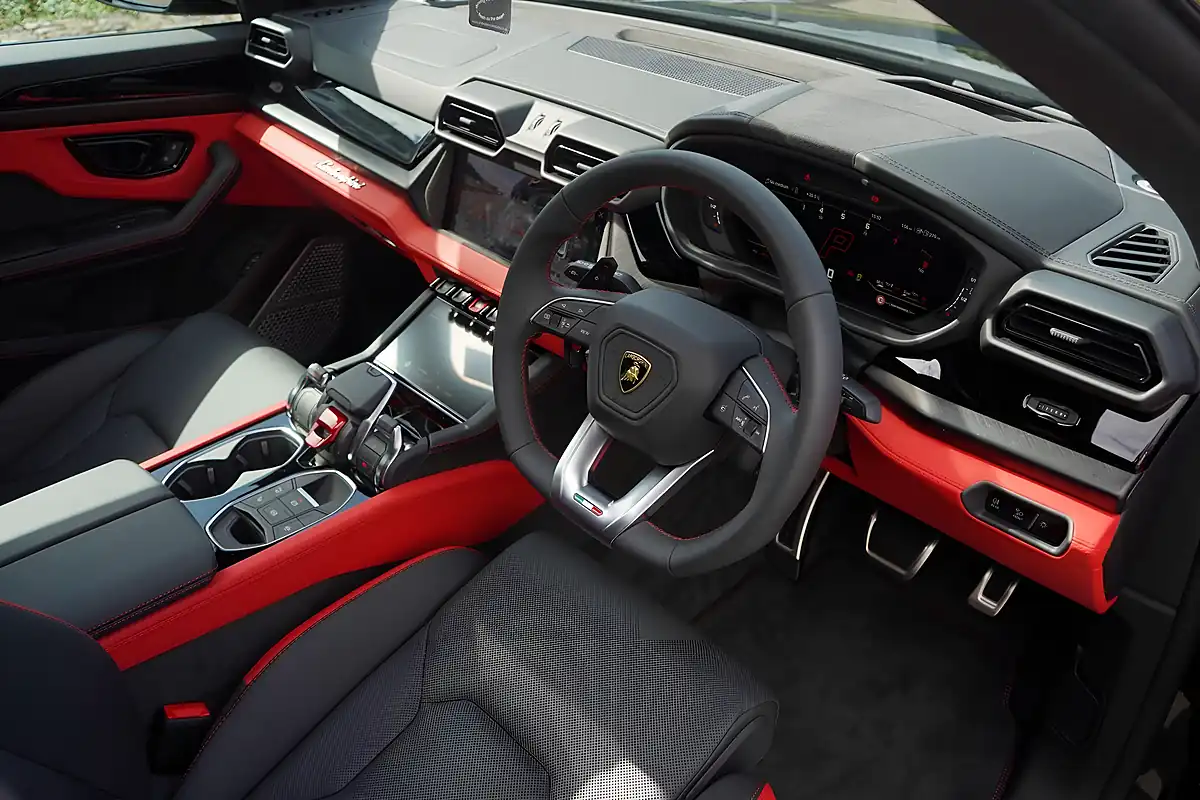 Used 2025 Lamborghini Urus Se Nero Helene (black) - Interior and Exterior details 13