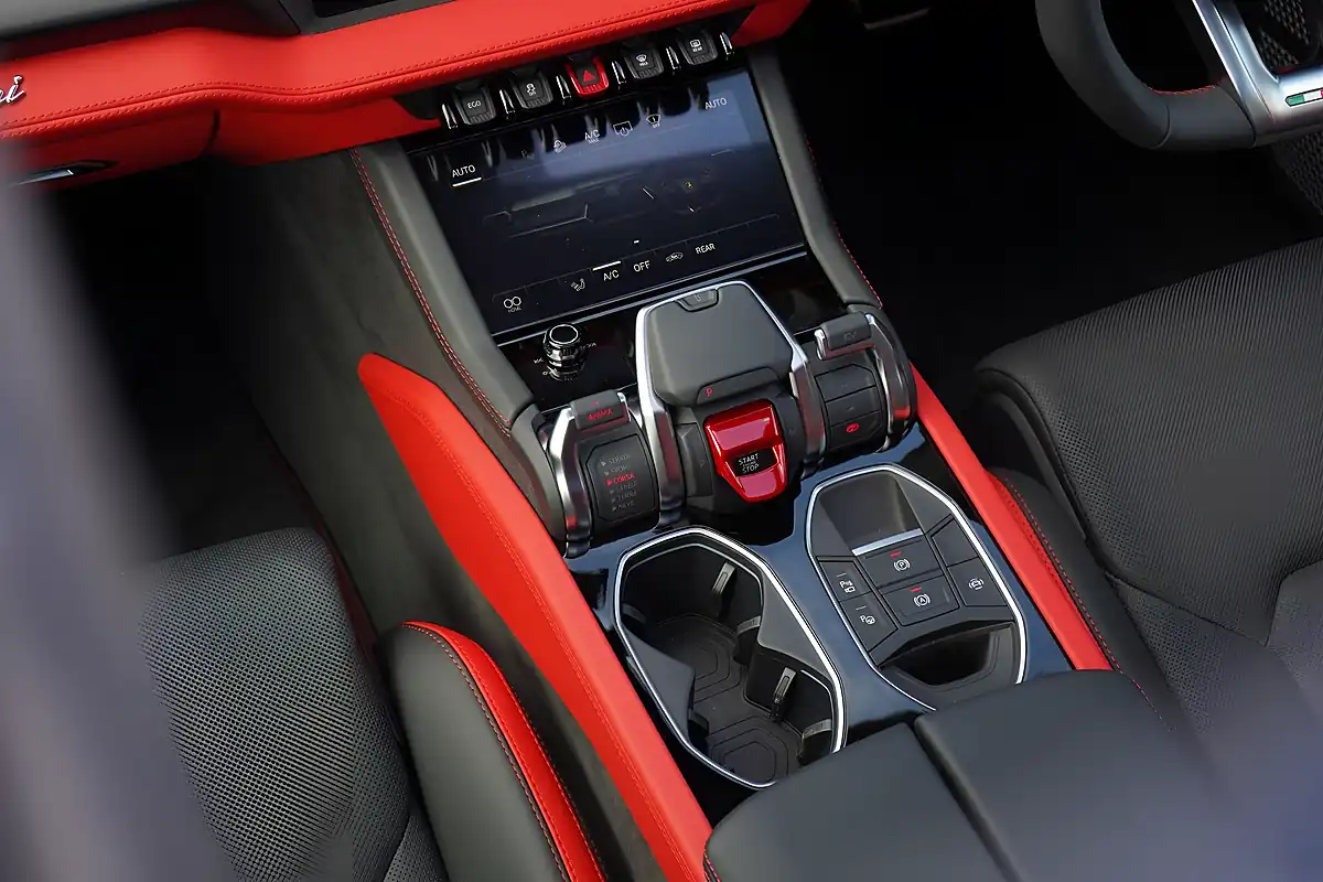 Used 2025 Lamborghini Urus Se Nero Helene (black) - Interior and Exterior details 17