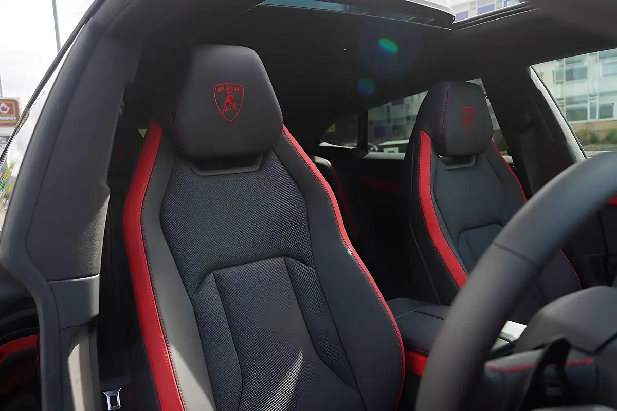 Used 2025 Lamborghini Urus Se Nero Helene (black) - Interior and Exterior details 3