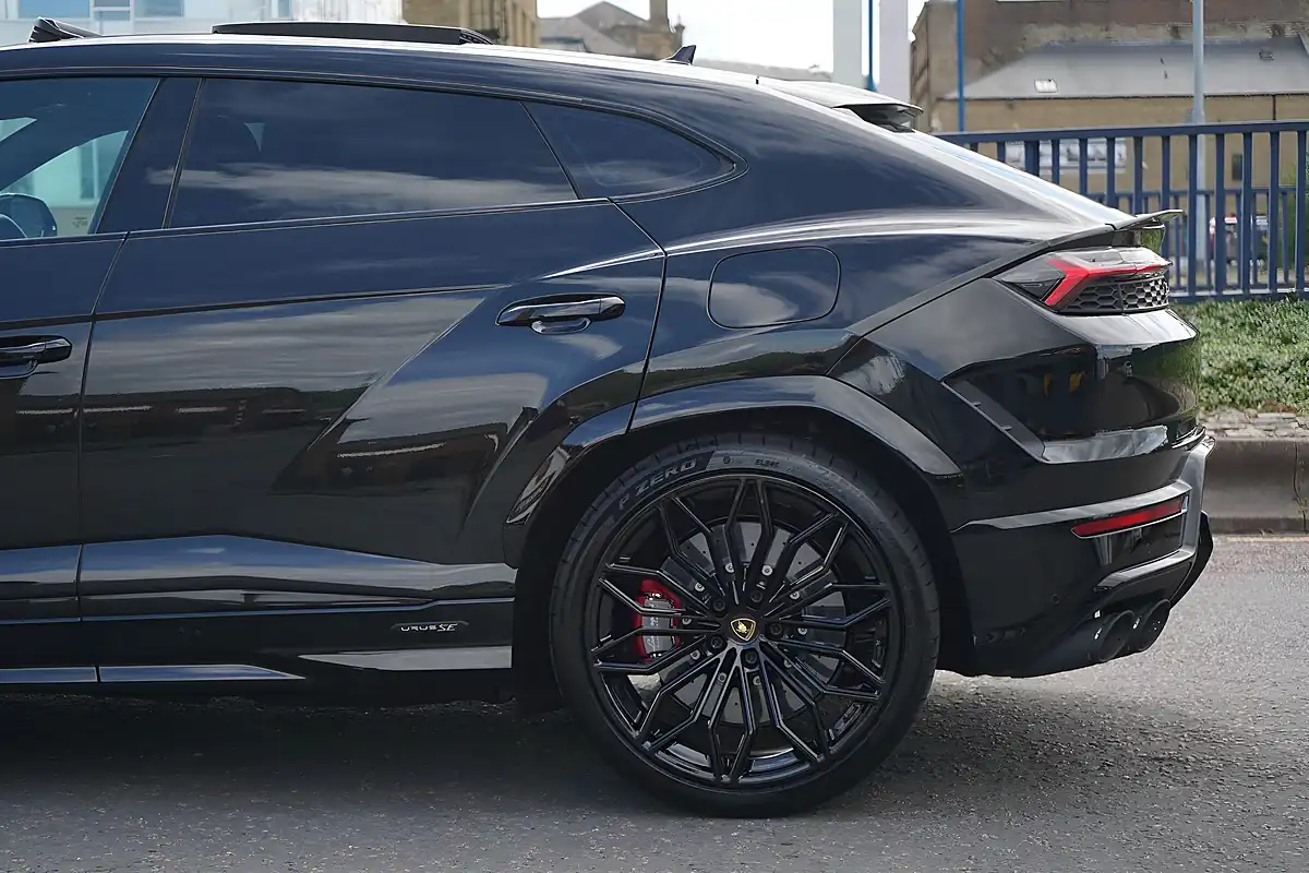 Used 2025 Lamborghini Urus Se Nero Helene (black) - Interior and Exterior details 7
