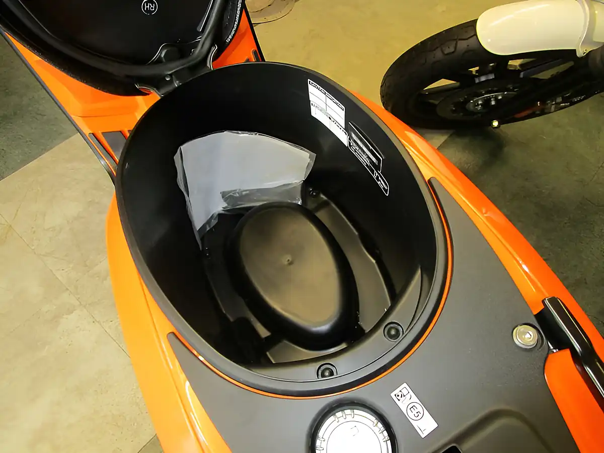 Used 2025 Lambretta V-50 Special Orange - Interior and Exterior details 16