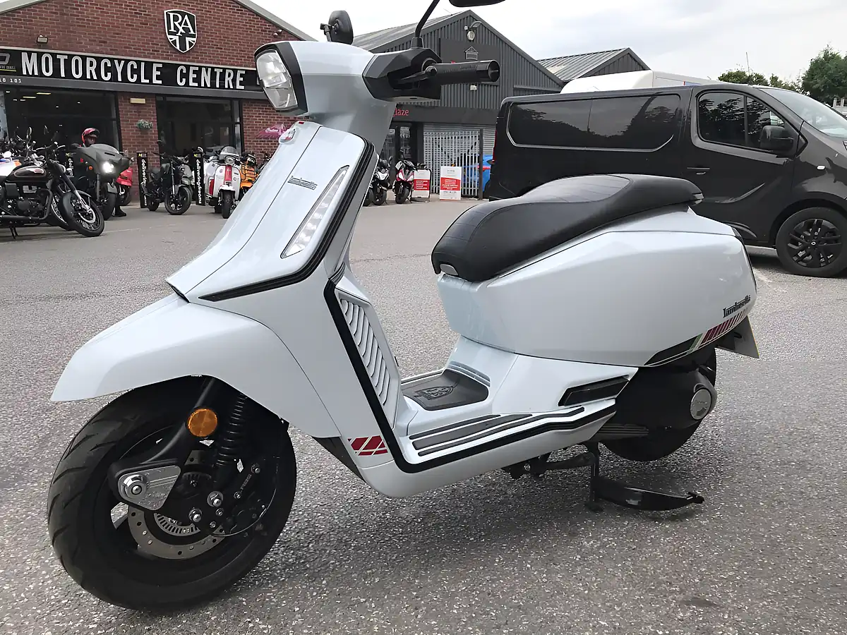 Used 2025 Lambretta X 125 White - Interior and Exterior details 11