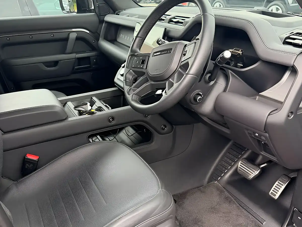 Used 2025 Land Rover Defender 110 Octa Charente Grey Premium Metallic - Interior and Exterior details 5