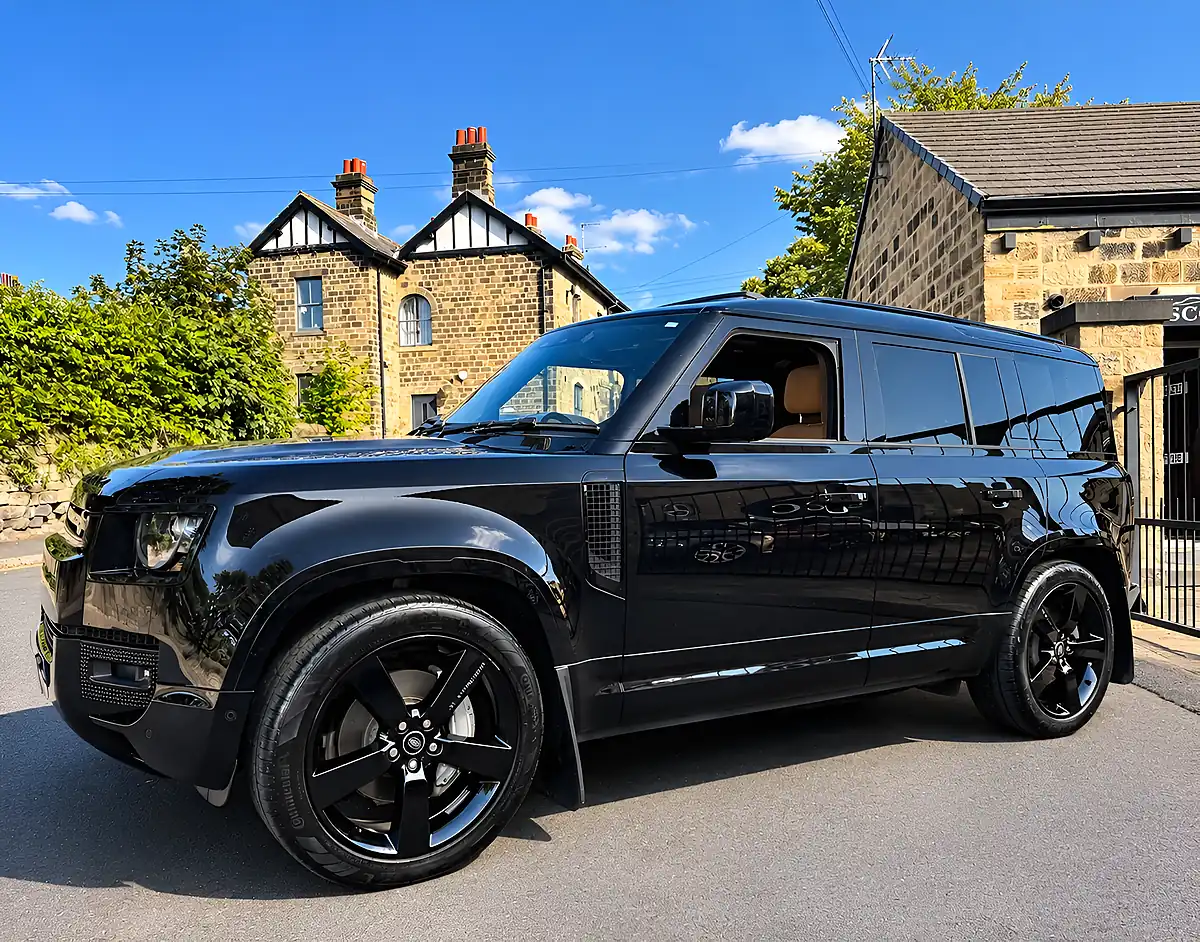 Used 2025 Land Rover Defender 110 X-Dynamic Hse Santorini Black - Interior and Exterior details 4