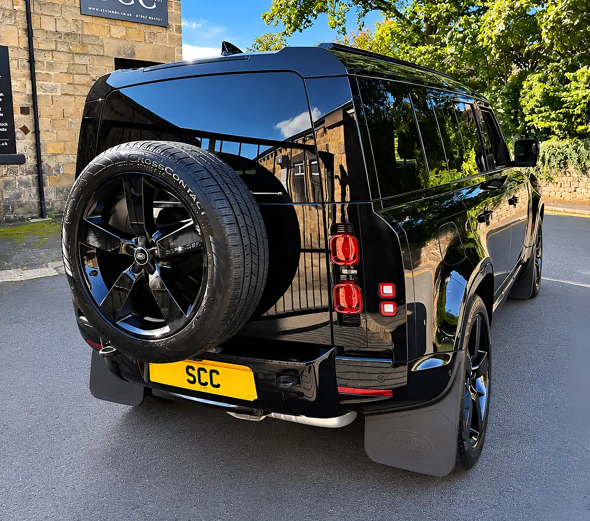 Used 2025 Land Rover Defender 110 X-Dynamic Hse Santorini Black - Interior and Exterior details 7