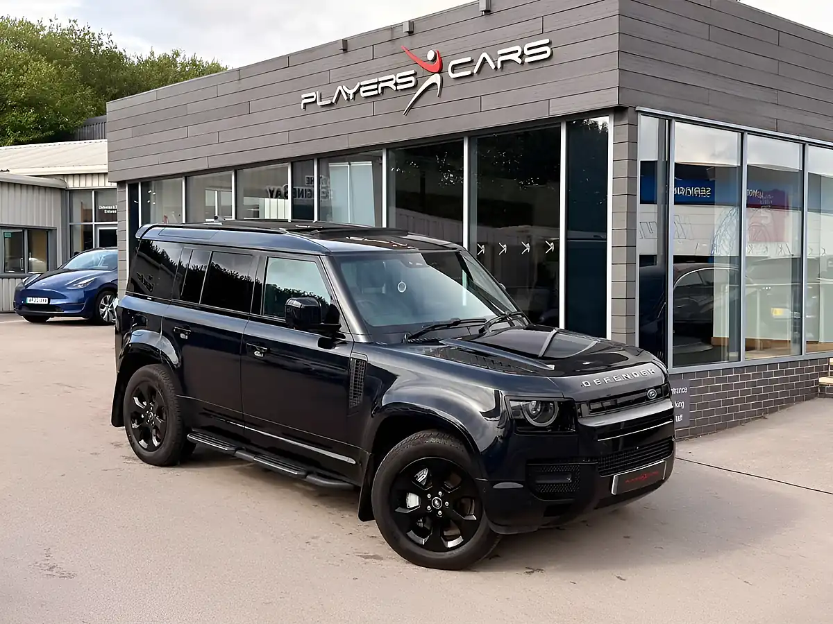 Used 2025 Land Rover Defender 110 X-Dynamic Se Black - Front View