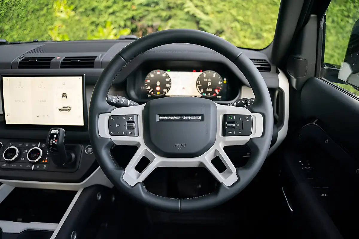 Used 2025 Land Rover Defender 110 X-Dynamic Se Black - Interior and Exterior details 11