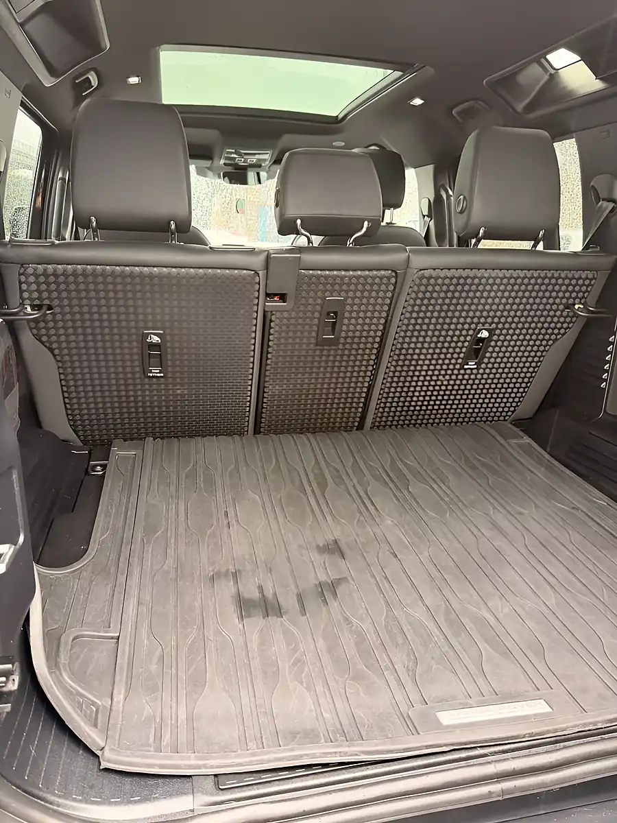 Used 2025 Land Rover Defender 110 X-Dynamic Se Black - Interior and Exterior details 20
