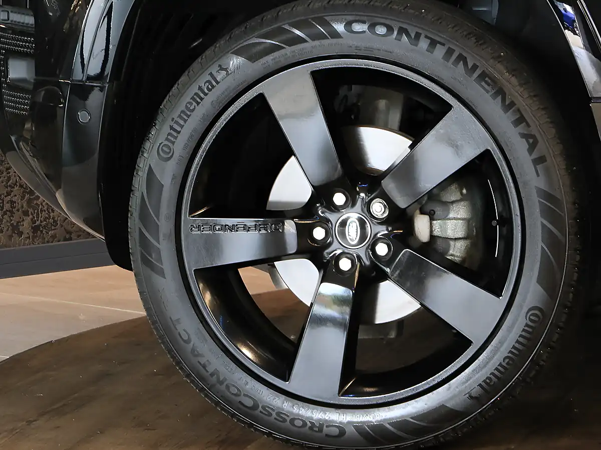Used 2025 Land Rover Defender 90 X-Dynamic Hse Black - Interior and Exterior details 18