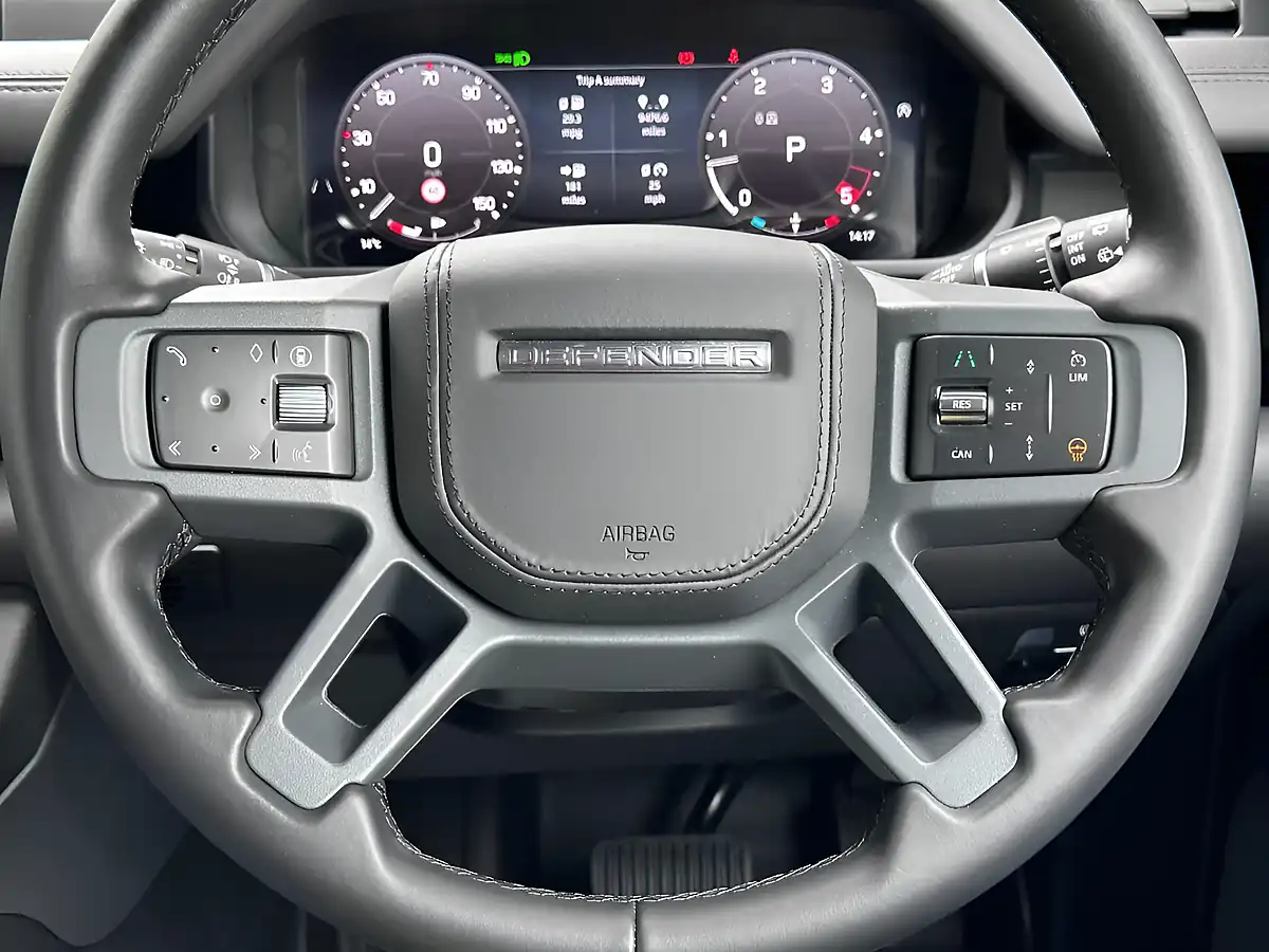 Used 2025 Land Rover Defender 90 X-Dynamic Hse Santorini Black - Interior and Exterior details 10