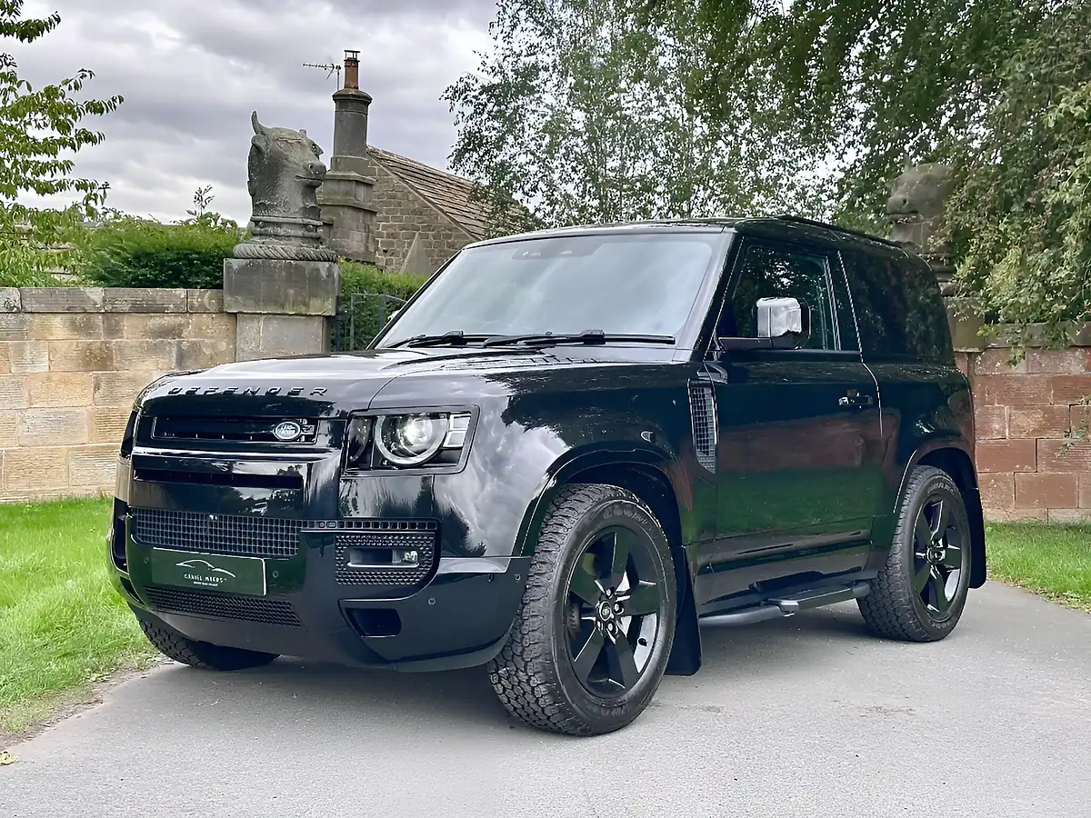 Used 2025 Land Rover Defender 90 X-Dynamic Hse Santorini Black - Interior and Exterior details 18