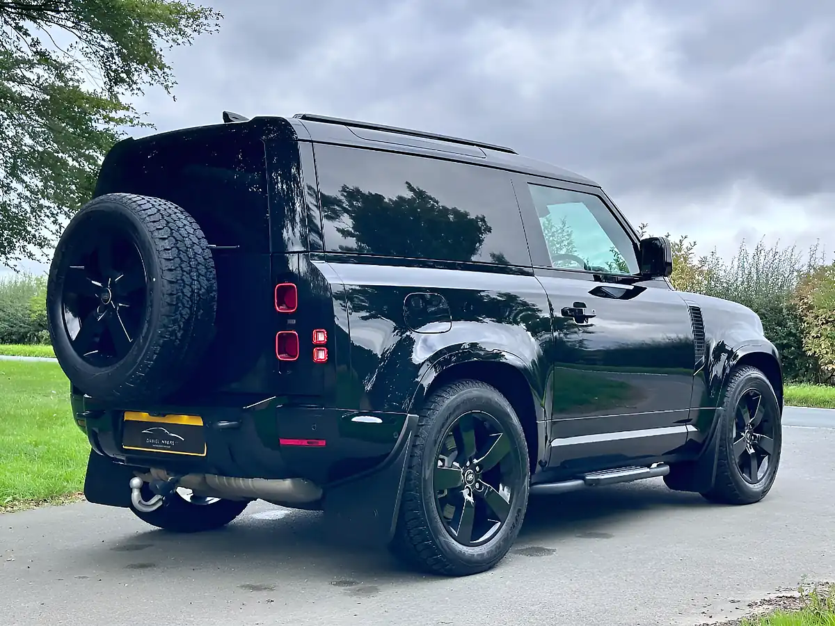 Used 2025 Land Rover Defender 90 X-Dynamic Hse Santorini Black - Interior and Exterior details 19