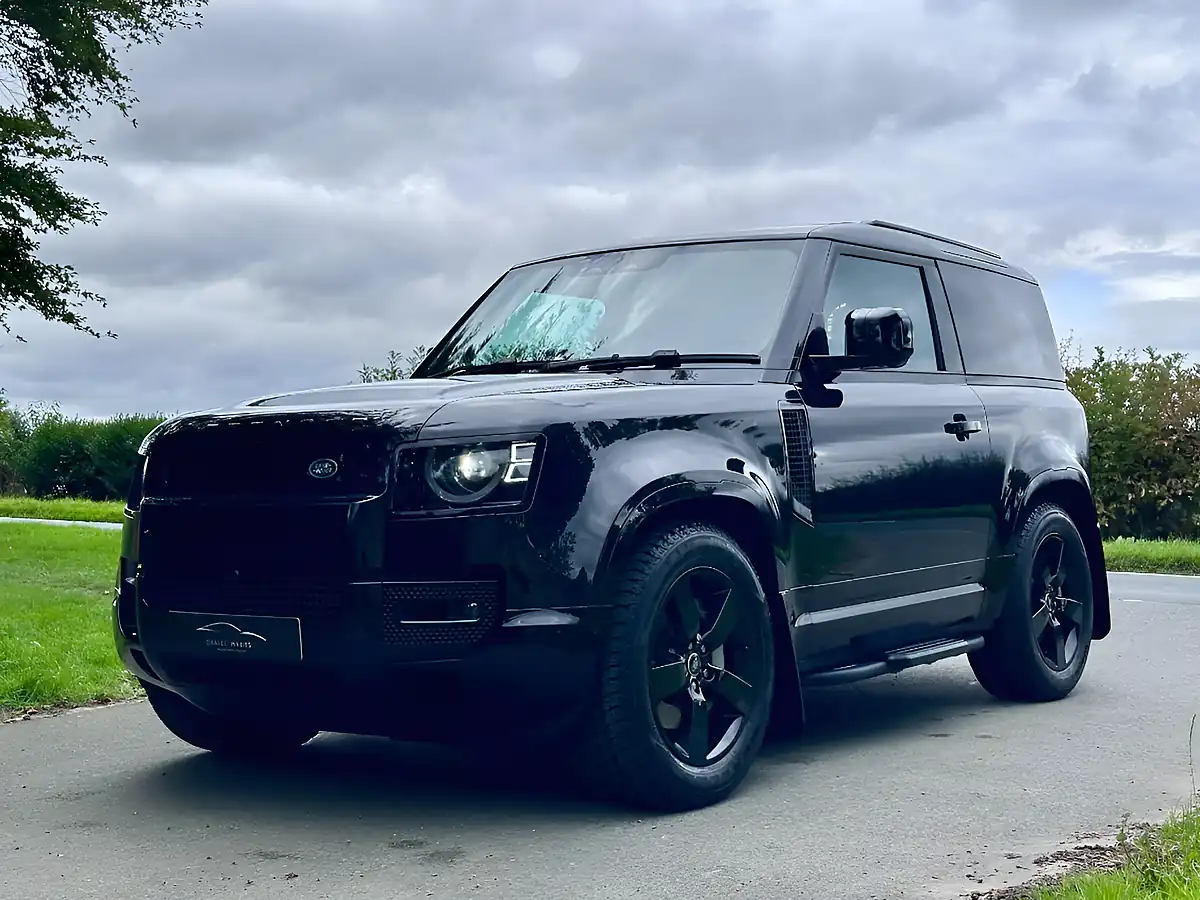 Used 2025 Land Rover Defender 90 X-Dynamic Hse Santorini Black - Interior and Exterior details 20