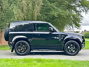 Used 2025 Land Rover Defender 90 X-Dynamic Hse Santorini Black - Interior and Exterior details 3