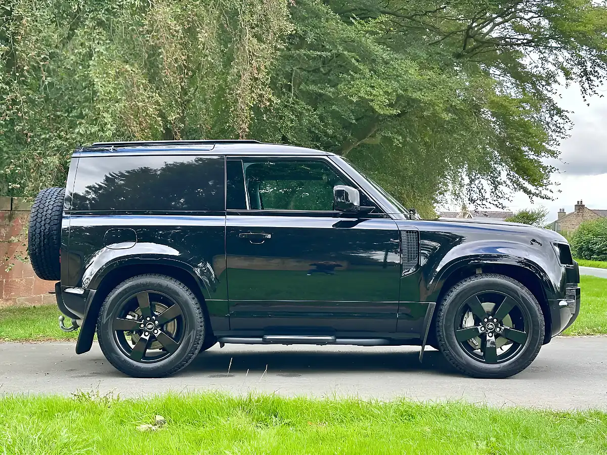 Used 2025 Land Rover Defender 90 X-Dynamic Hse Santorini Black - Interior and Exterior details 3