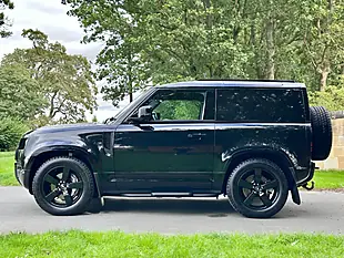 Used 2025 Land Rover Defender 90 X-Dynamic Hse Santorini Black - Interior and Exterior details 4