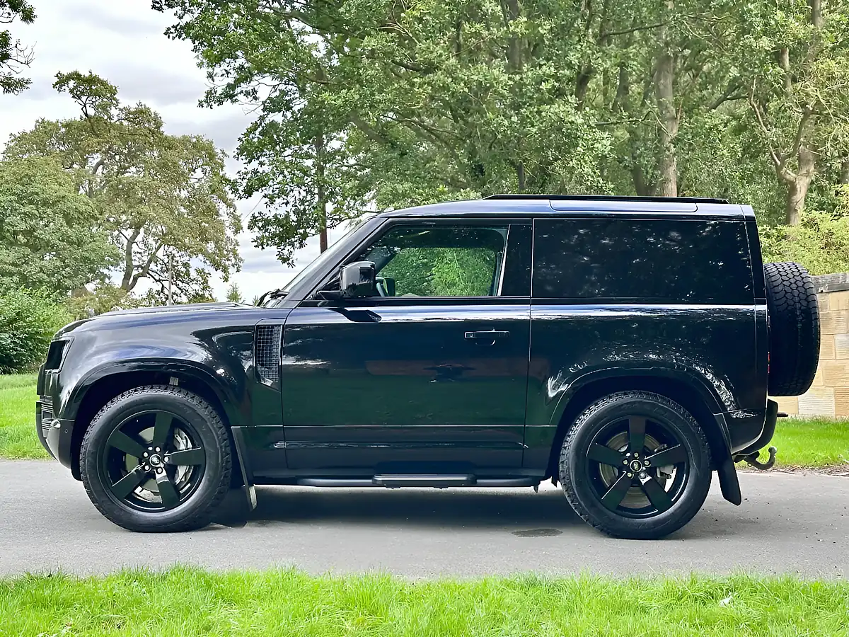 Used 2025 Land Rover Defender 90 X-Dynamic Hse Santorini Black - Interior and Exterior details 4