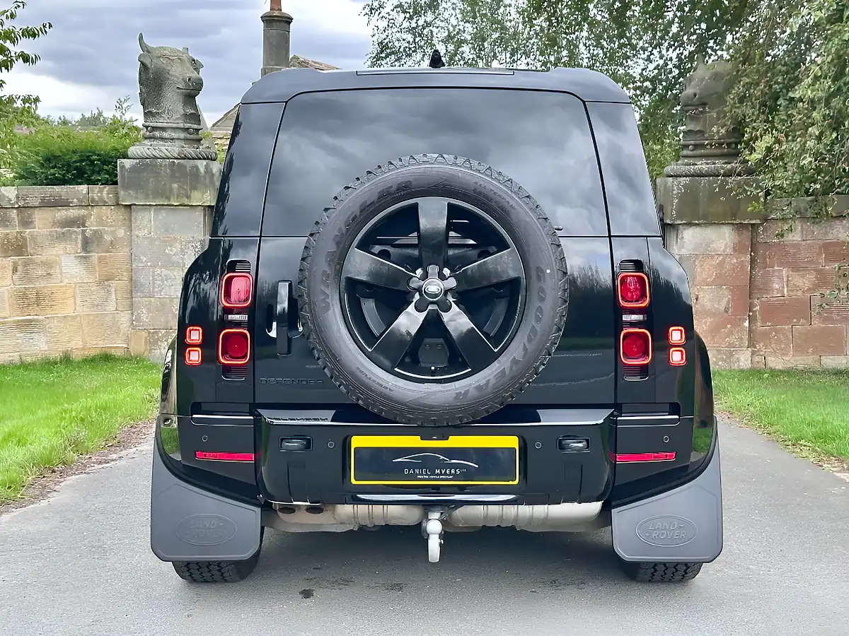 Used 2025 Land Rover Defender 90 X-Dynamic Hse Santorini Black - Interior and Exterior details 5