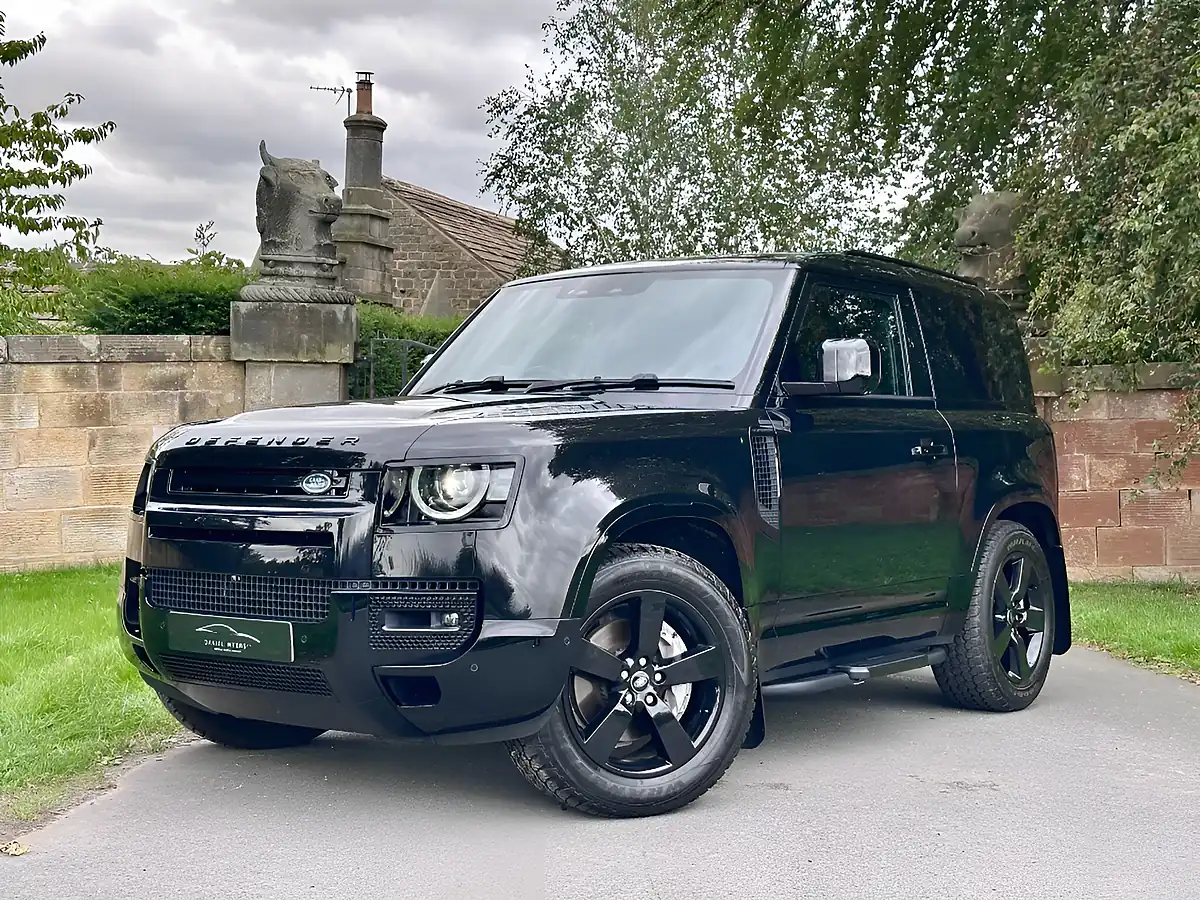 Used 2025 Land Rover Defender 90 X-Dynamic Hse Santorini Black - Interior and Exterior details 6