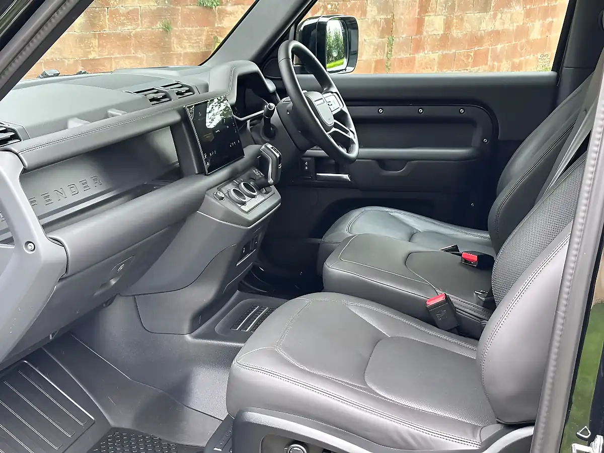 Used 2025 Land Rover Defender 90 X-Dynamic Hse Santorini Black - Interior and Exterior details 7