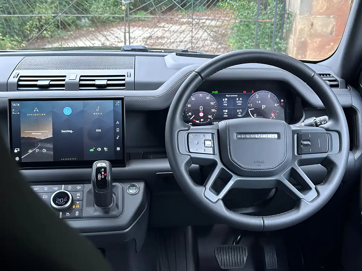 Used 2025 Land Rover Defender 90 X-Dynamic Hse Santorini Black - Interior and Exterior details 8