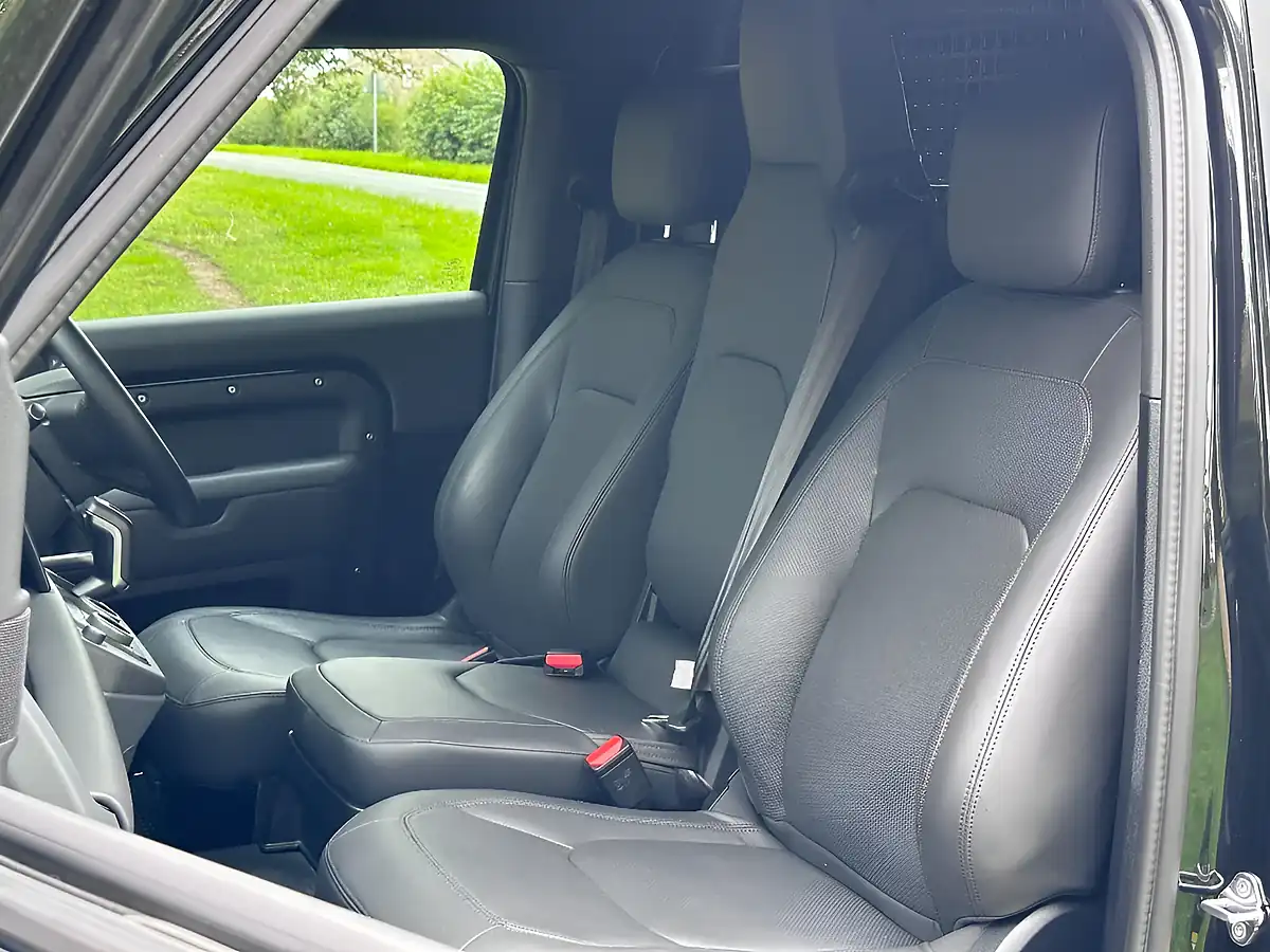 Used 2025 Land Rover Defender 90 X-Dynamic Hse Santorini Black - Interior and Exterior details 9