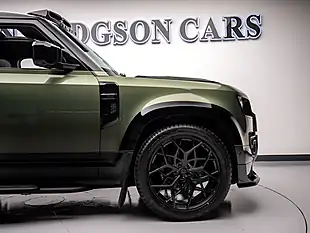 Used 2025 Land Rover Defender 90 X-Dynamic Se Green - Interior and Exterior details 13