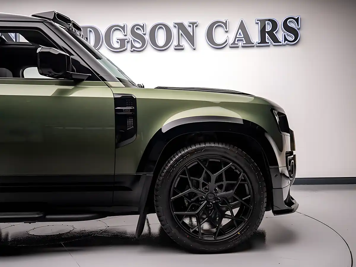 Used 2025 Land Rover Defender 90 X-Dynamic Se Green - Interior and Exterior details 13