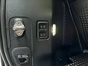 Used 2025 Land Rover Defender 90 X-Dynamic Se Green - Interior and Exterior details 16