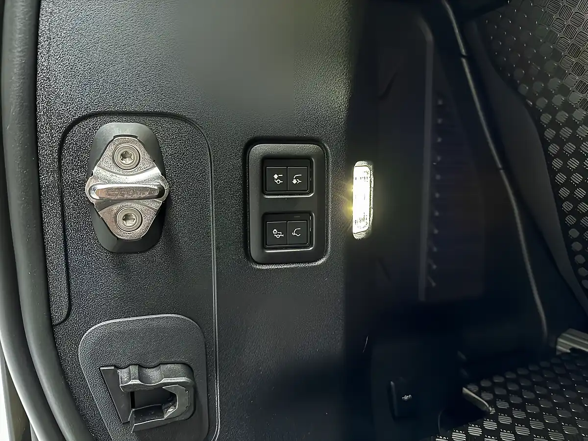 Used 2025 Land Rover Defender 90 X-Dynamic Se Green - Interior and Exterior details 16