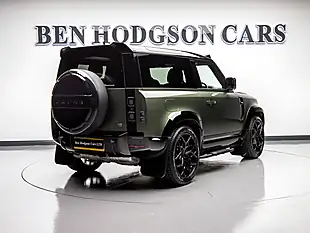 Used 2025 Land Rover Defender 90 X-Dynamic Se Green - Interior and Exterior details 3