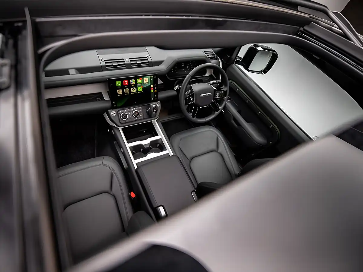 Used 2025 Land Rover Defender 90 X-Dynamic Se Green - Interior and Exterior details 7