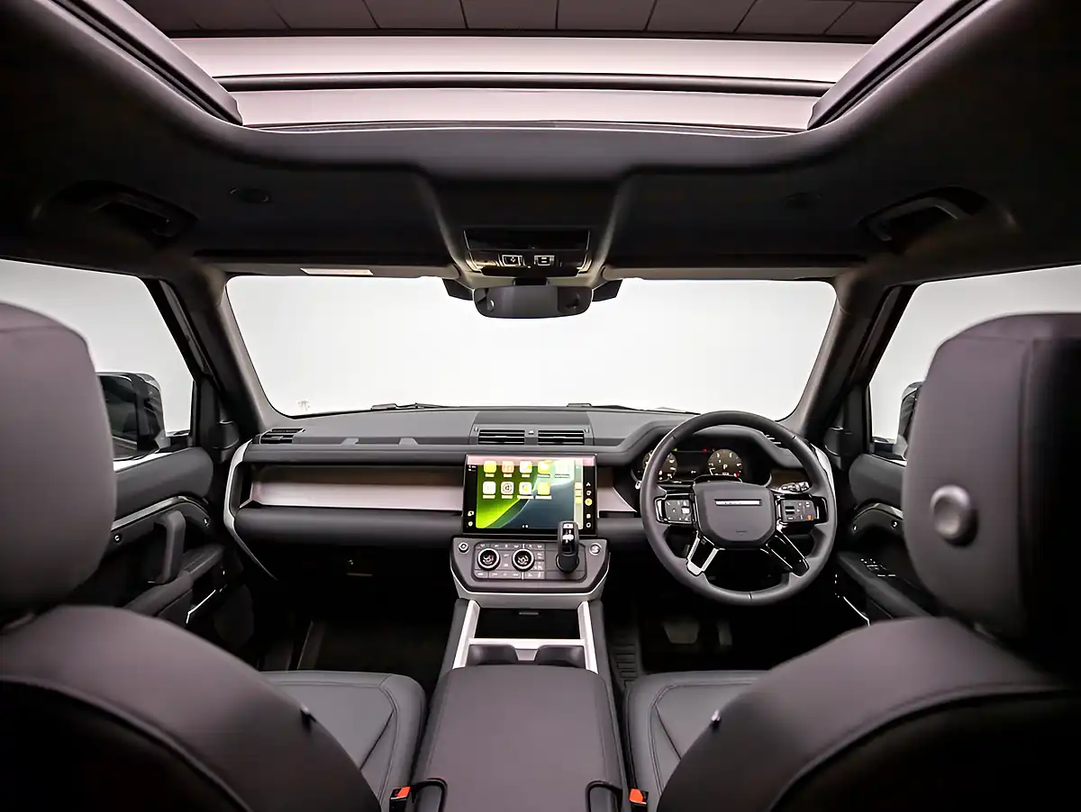 Used 2025 Land Rover Defender 90 X-Dynamic Se Green - Interior and Exterior details 8