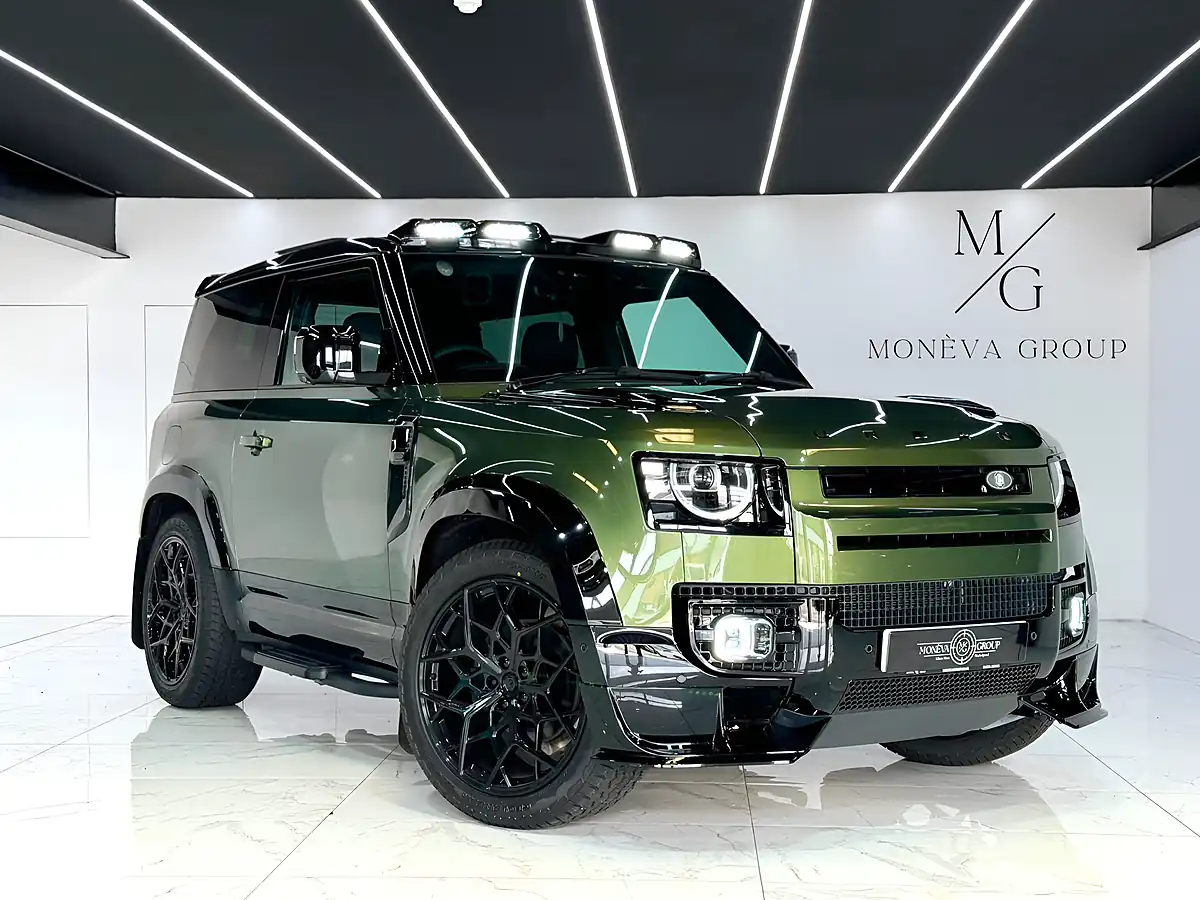 Used 2025 Land Rover Defender 90 X-Dynamic Se Woolstone Green - Front View