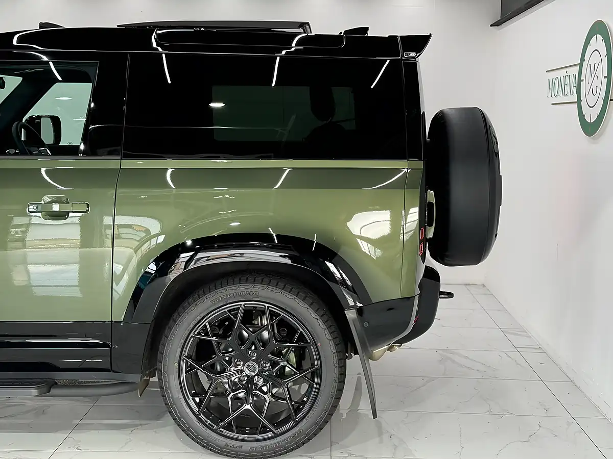 Used 2025 Land Rover Defender 90 X-Dynamic Se Woolstone Green - Interior and Exterior details 10
