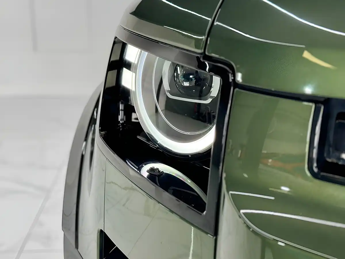 Used 2025 Land Rover Defender 90 X-Dynamic Se Woolstone Green - Interior and Exterior details 11