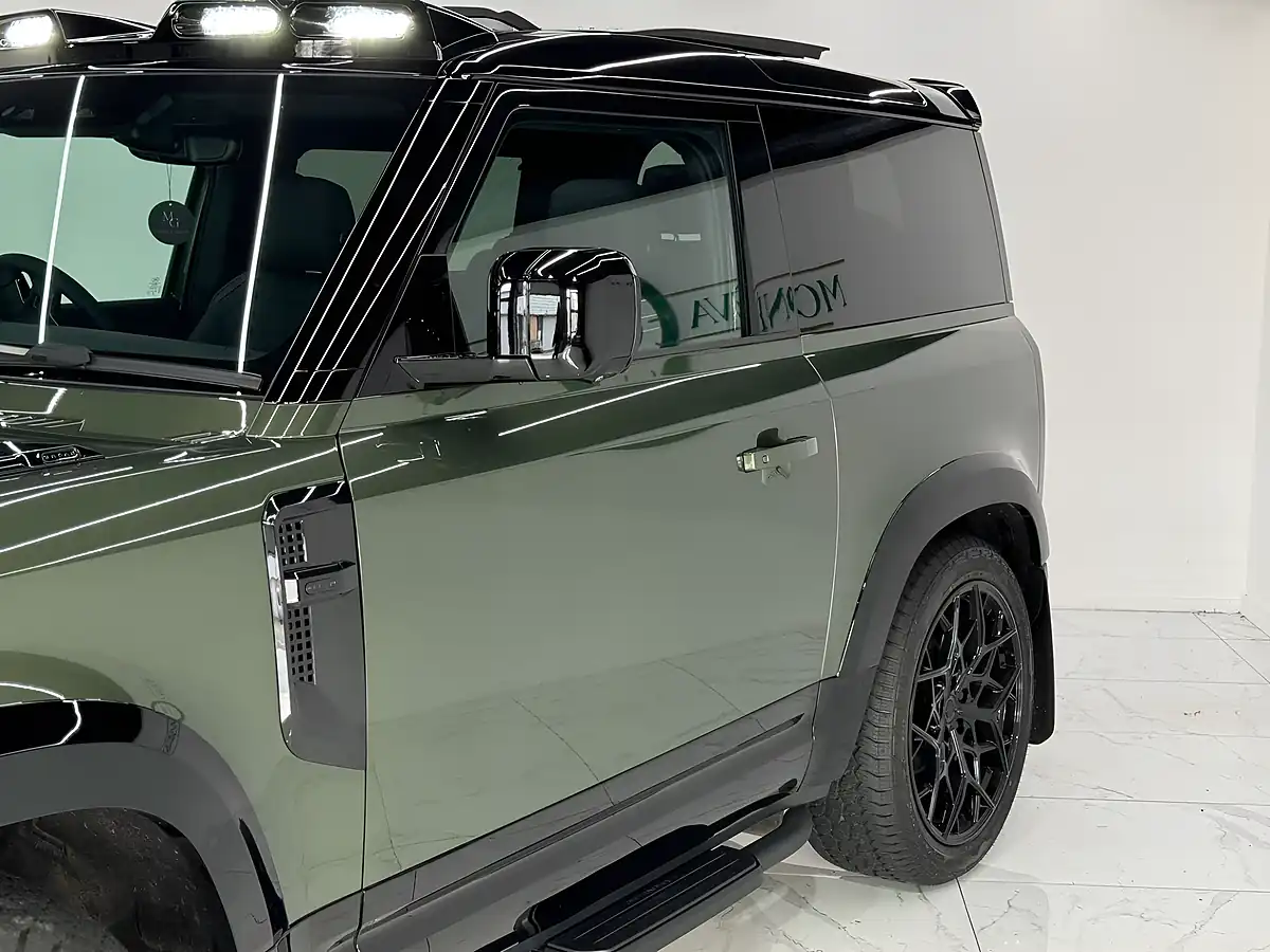 Used 2025 Land Rover Defender 90 X-Dynamic Se Woolstone Green - Interior and Exterior details 12