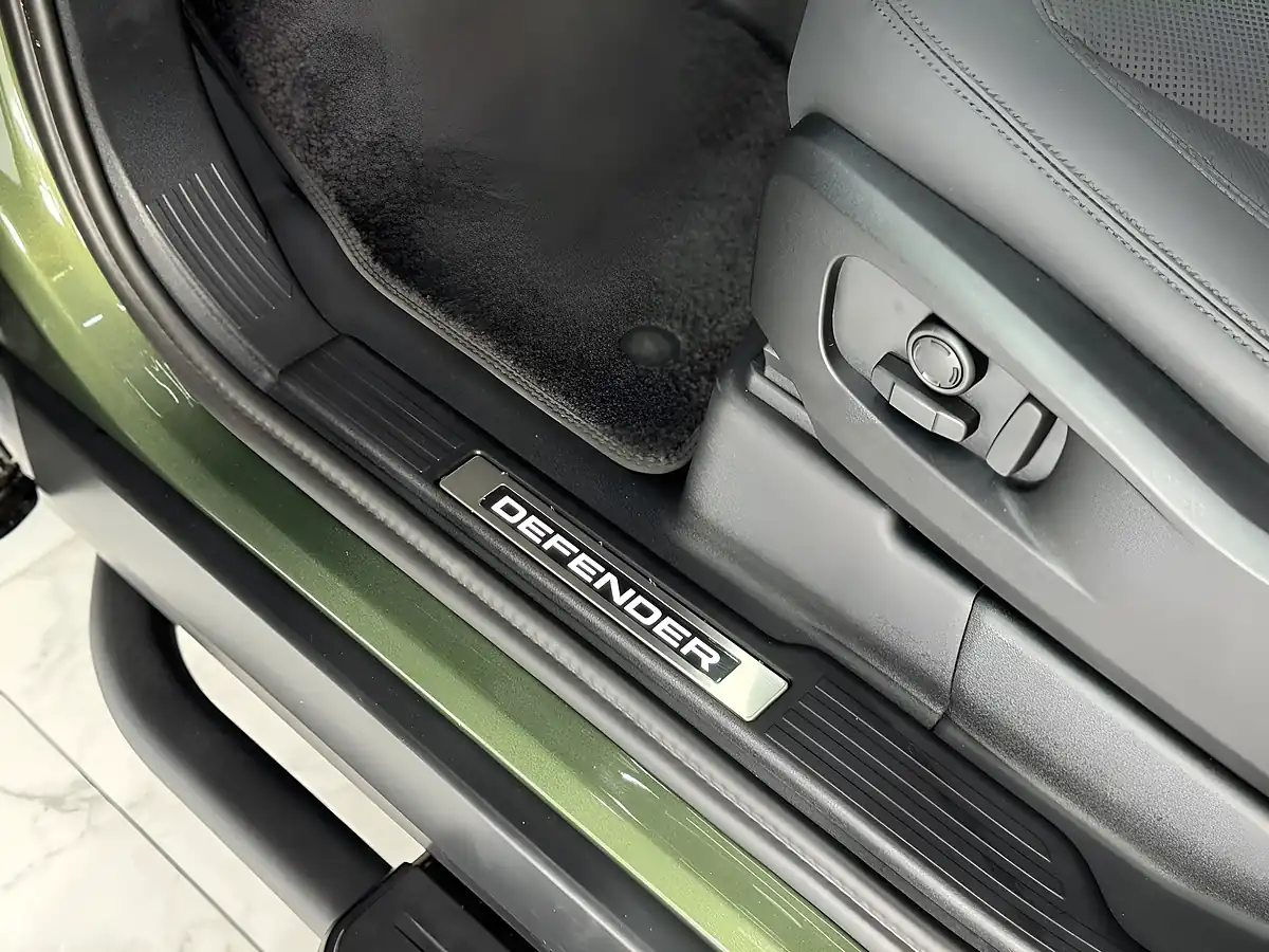 Used 2025 Land Rover Defender 90 X-Dynamic Se Woolstone Green - Interior and Exterior details 14