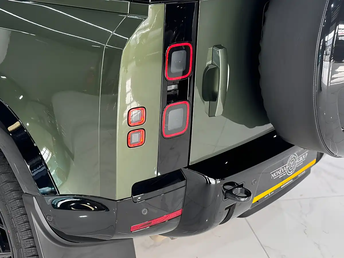 Used 2025 Land Rover Defender 90 X-Dynamic Se Woolstone Green - Interior and Exterior details 15