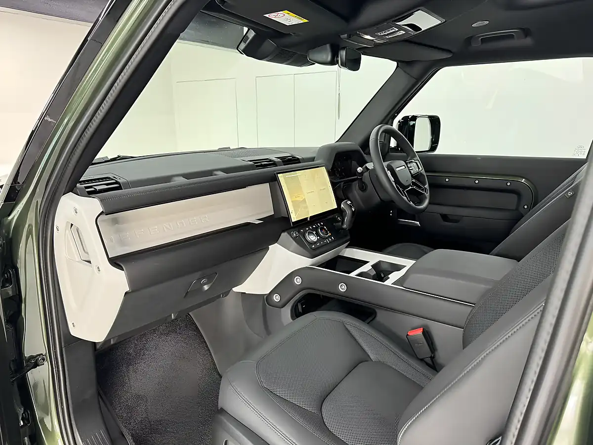 Used 2025 Land Rover Defender 90 X-Dynamic Se Woolstone Green - Interior and Exterior details 16