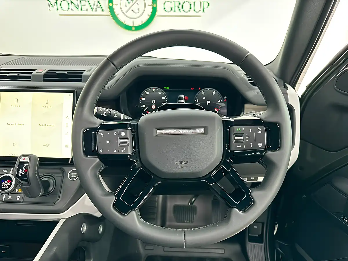 Used 2025 Land Rover Defender 90 X-Dynamic Se Woolstone Green - Interior and Exterior details 18