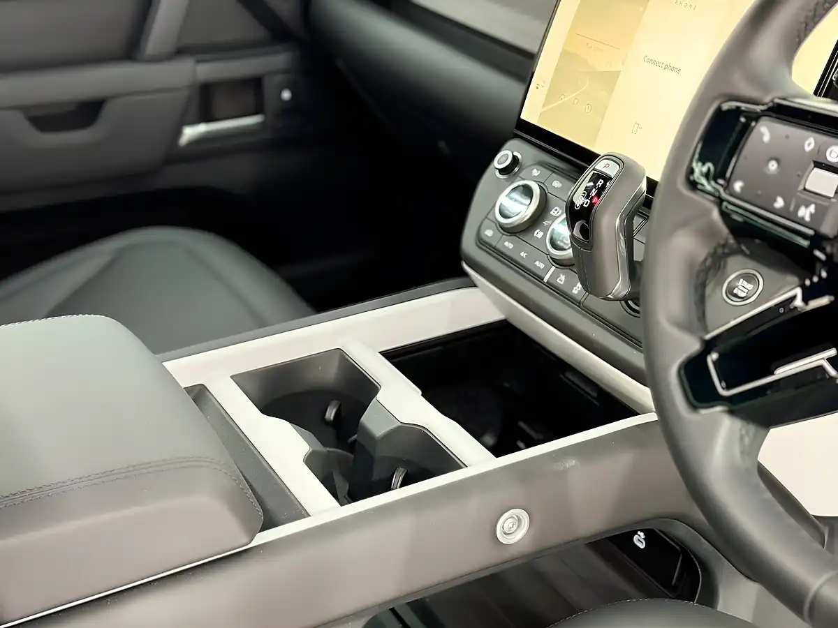 Used 2025 Land Rover Defender 90 X-Dynamic Se Woolstone Green - Interior and Exterior details 19