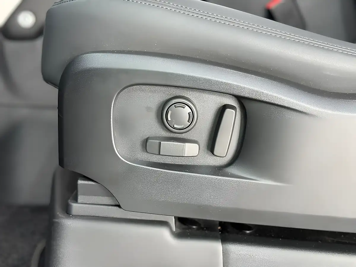Used 2025 Land Rover Defender 90 X-Dynamic Se Woolstone Green - Interior and Exterior details 20